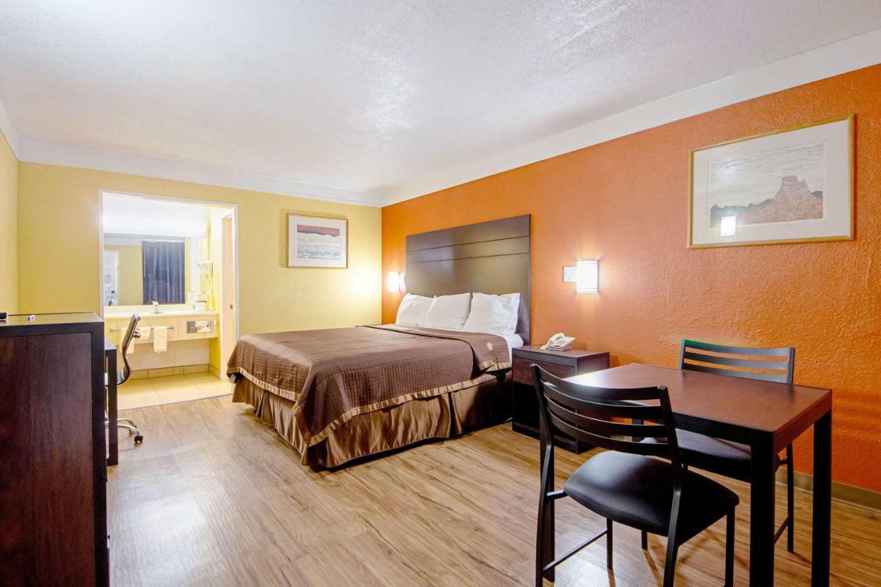 Economy Inn & Suites Denton Eksteriør billede